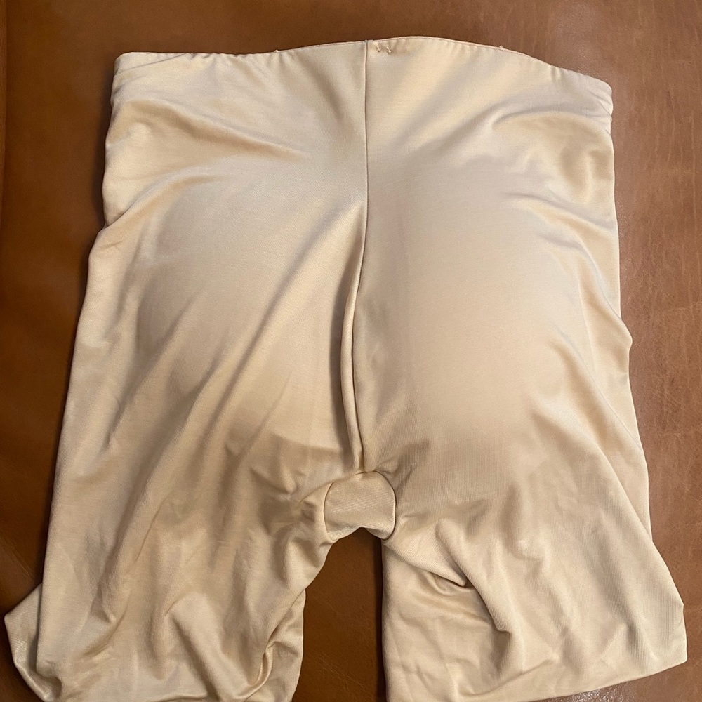Spanx Suit Your Fancy Booty Booster (Butt-Enhancer) Mid-Thigh Shorts